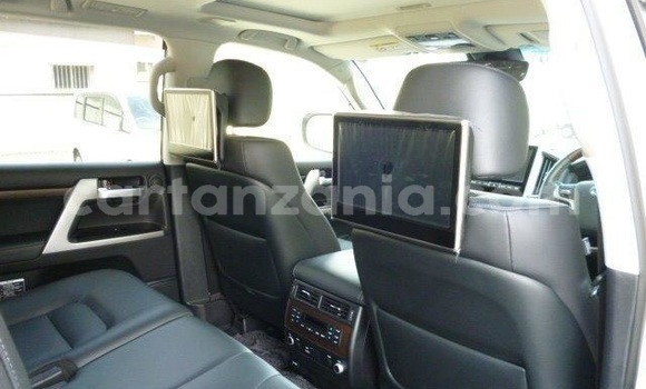 Nunua Ilio tumika Toyota Land Cruiser Nyeupe Gari ndani ya Dar es Salaam nchini Dar es Salaam Nunua Ilio tumika Toyota Land Cruiser Nyeupe Gari ndani ya Dar es Salaam nchini Dar es Salaam
