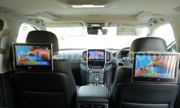 Nunua Ilio tumika Toyota Land Cruiser Nyeupe Gari ndani ya Dar es Salaam nchini Dar es Salaam Nunua Ilio tumika Toyota Land Cruiser Nyeupe Gari ndani ya Dar es Salaam nchini Dar es Salaam