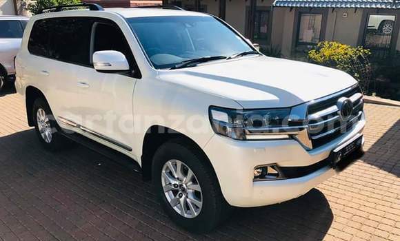 Nunua Ilio tumika Toyota Land Cruiser Nyeupe Gari ndani ya Dar es Salaam nchini Dar es Salaam
