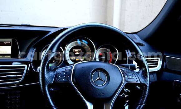 Nunua Ilio tumika Mercedes‒Benz E–Class Nyeupe Gari ndani ya Dar es Salaam nchini Dar es Salaam Nunua Ilio tumika Mercedes‒Benz E–Class Nyeupe Gari ndani ya Dar es Salaam nchini Dar es Salaam