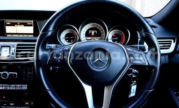 Nunua Ilio tumika Mercedes‒Benz E–Class Nyeupe Gari ndani ya Dar es Salaam nchini Dar es Salaam Nunua Ilio tumika Mercedes‒Benz E–Class Nyeupe Gari ndani ya Dar es Salaam nchini Dar es Salaam