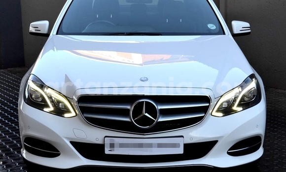 Nunua Ilio tumika Mercedes‒Benz E–Class Nyeupe Gari ndani ya Dar es Salaam nchini Dar es Salaam Nunua Ilio tumika Mercedes‒Benz E–Class Nyeupe Gari ndani ya Dar es Salaam nchini Dar es Salaam