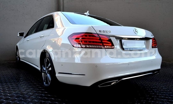 Nunua Ilio tumika Mercedes‒Benz E–Class Nyeupe Gari ndani ya Dar es Salaam nchini Dar es Salaam Nunua Ilio tumika Mercedes‒Benz E–Class Nyeupe Gari ndani ya Dar es Salaam nchini Dar es Salaam