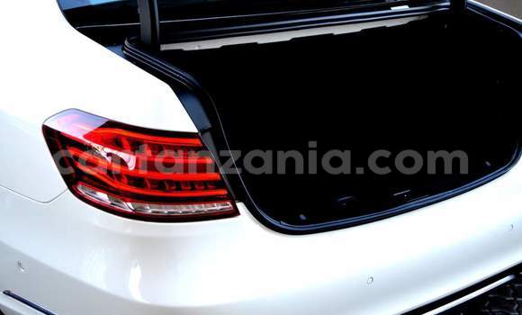 Nunua Ilio tumika Mercedes‒Benz E–Class Nyeupe Gari ndani ya Dar es Salaam nchini Dar es Salaam Nunua Ilio tumika Mercedes‒Benz E–Class Nyeupe Gari ndani ya Dar es Salaam nchini Dar es Salaam