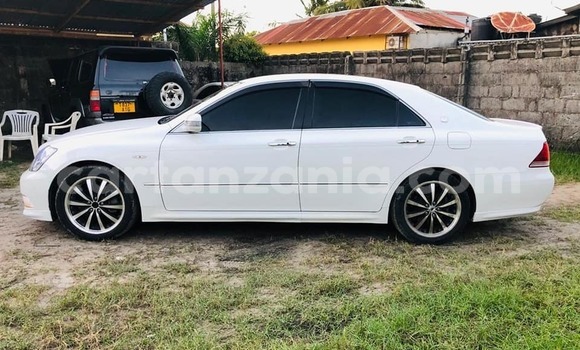 Buy Used Toyota Crown White Car in Dar es Salaam in Dar es Salaam Buy Used Toyota Crown White Car in Dar es Salaam in Dar es Salaam