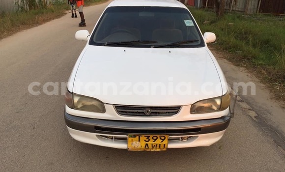 Nunua Ilio tumika Toyota Corolla Nyeupe Gari ndani ya Dar es Salaam nchini Dar es Salaam