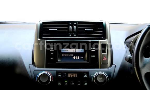 Nunua Ilio tumika Toyota Land Cruiser Prado Nyeupe Gari ndani ya Dar es Salaam nchini Dar es Salaam Nunua Ilio tumika Toyota Land Cruiser Prado Nyeupe Gari ndani ya Dar es Salaam nchini Dar es Salaam