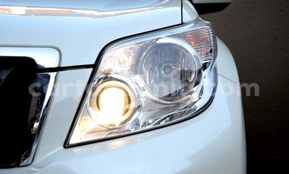 Nunua Ilio tumika Toyota Land Cruiser Prado Nyeupe Gari ndani ya Dar es Salaam nchini Dar es Salaam Nunua Ilio tumika Toyota Land Cruiser Prado Nyeupe Gari ndani ya Dar es Salaam nchini Dar es Salaam