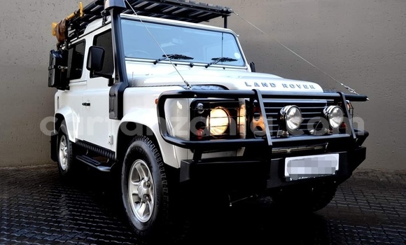Nunua Ilio tumika Land Rover Defender Nyeupe Gari ndani ya Dar es Salaam nchini Dar es Salaam