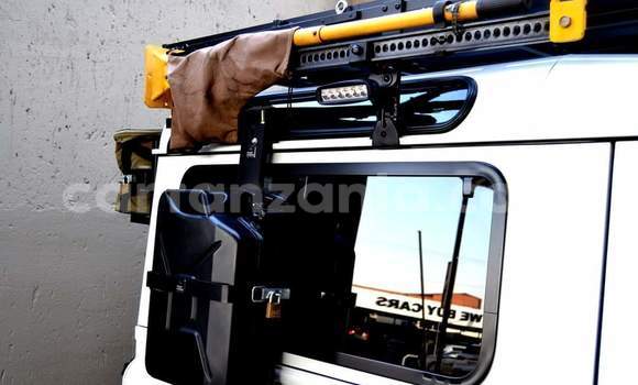 Nunua Ilio tumika Land Rover Defender Nyeupe Gari ndani ya Dar es Salaam nchini Dar es Salaam Nunua Ilio tumika Land Rover Defender Nyeupe Gari ndani ya Dar es Salaam nchini Dar es Salaam