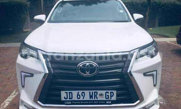 Nunua Ilio tumika Toyota Fortuner Nyeupe Gari ndani ya Dar es Salaam nchini Dar es Salaam Nunua Ilio tumika Toyota Fortuner Nyeupe Gari ndani ya Dar es Salaam nchini Dar es Salaam