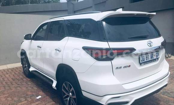 Nunua Ilio tumika Toyota Fortuner Nyeupe Gari ndani ya Dar es Salaam nchini Dar es Salaam Nunua Ilio tumika Toyota Fortuner Nyeupe Gari ndani ya Dar es Salaam nchini Dar es Salaam
