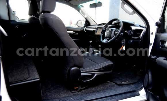 Nunua Ilio tumika Toyota Hilux Nyeupe Gari ndani ya Dar es Salaam nchini Dar es Salaam Nunua Ilio tumika Toyota Hilux Nyeupe Gari ndani ya Dar es Salaam nchini Dar es Salaam