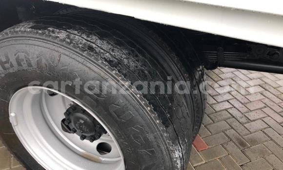 Nunua Ilio tumika Hino 300 Series Nyeupe Lori ndani ya Dodoma nchini Dodoma Nunua Ilio tumika Hino 300 Series Nyeupe Lori ndani ya Dodoma nchini Dodoma