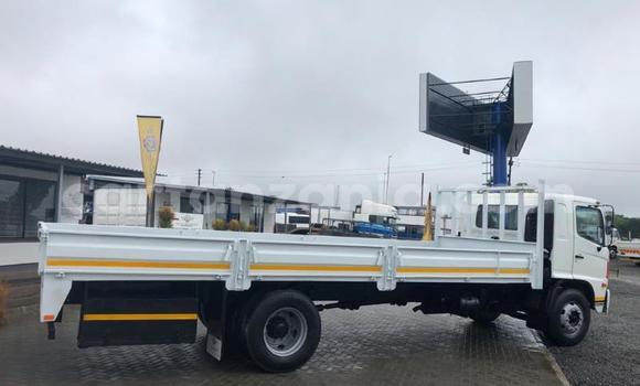 Nunua Ilio tumika Hino 300 Series Nyeupe Lori ndani ya Dodoma nchini Dodoma Nunua Ilio tumika Hino 300 Series Nyeupe Lori ndani ya Dodoma nchini Dodoma