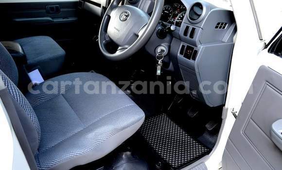 Nunua Ilio tumika Toyota Land Cruiser Nyeupe Gari ndani ya Dar es Salaam nchini Dar es Salaam Nunua Ilio tumika Toyota Land Cruiser Nyeupe Gari ndani ya Dar es Salaam nchini Dar es Salaam