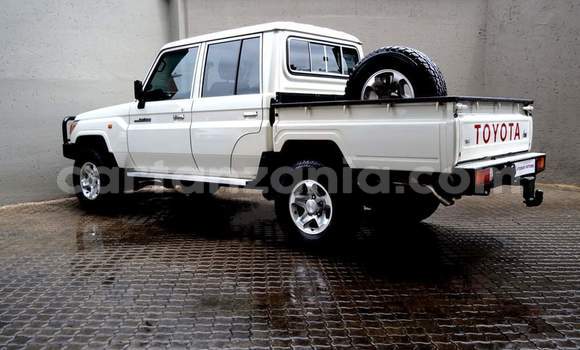 Nunua Ilio tumika Toyota Land Cruiser Nyeupe Gari ndani ya Dar es Salaam nchini Dar es Salaam Nunua Ilio tumika Toyota Land Cruiser Nyeupe Gari ndani ya Dar es Salaam nchini Dar es Salaam