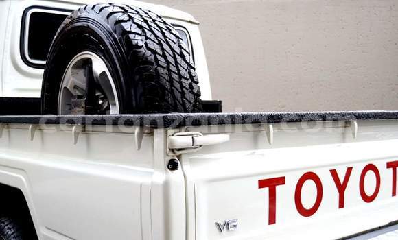 Nunua Ilio tumika Toyota Land Cruiser Nyeupe Gari ndani ya Dar es Salaam nchini Dar es Salaam Nunua Ilio tumika Toyota Land Cruiser Nyeupe Gari ndani ya Dar es Salaam nchini Dar es Salaam