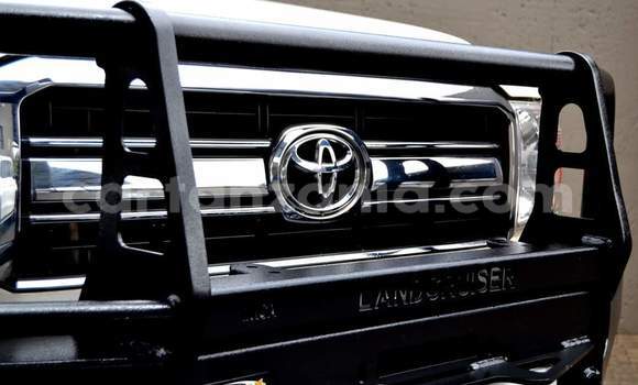Nunua Ilio tumika Toyota Land Cruiser Nyeupe Gari ndani ya Dar es Salaam nchini Dar es Salaam Nunua Ilio tumika Toyota Land Cruiser Nyeupe Gari ndani ya Dar es Salaam nchini Dar es Salaam