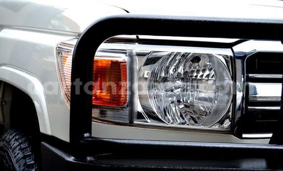 Nunua Ilio tumika Toyota Land Cruiser Nyeupe Gari ndani ya Dar es Salaam nchini Dar es Salaam Nunua Ilio tumika Toyota Land Cruiser Nyeupe Gari ndani ya Dar es Salaam nchini Dar es Salaam