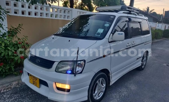 Nunua Ilio tumika Toyota Noah Nyeupe Gari ndani ya Dar es Salaam nchini Dar es Salaam