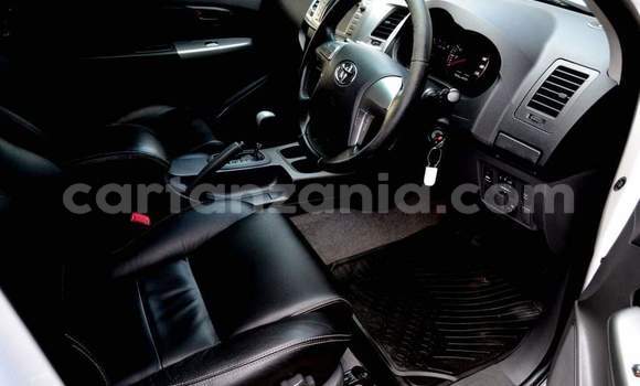 Nunua Ilio tumika Toyota Hilux Nyeupe Gari ndani ya Dar es Salaam nchini Dar es Salaam Nunua Ilio tumika Toyota Hilux Nyeupe Gari ndani ya Dar es Salaam nchini Dar es Salaam