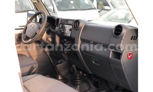 Buy Import Toyota Land Cruiser White Car in Import - Dubai in Arusha Buy Import Toyota Land Cruiser White Car in Import - Dubai in Arusha