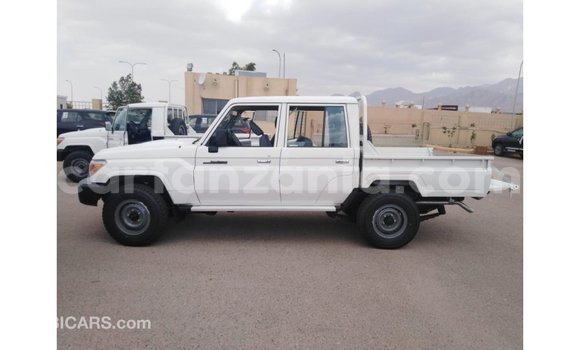 Nunua Imported Toyota Land Cruiser Nyeupe Gari ndani ya Import - Dubai nchini Arusha Nunua Imported Toyota Land Cruiser Nyeupe Gari ndani ya Import - Dubai nchini Arusha
