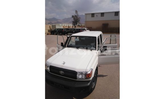 Nunua Imported Toyota Land Cruiser Nyeupe Gari ndani ya Import - Dubai nchini Arusha Nunua Imported Toyota Land Cruiser Nyeupe Gari ndani ya Import - Dubai nchini Arusha
