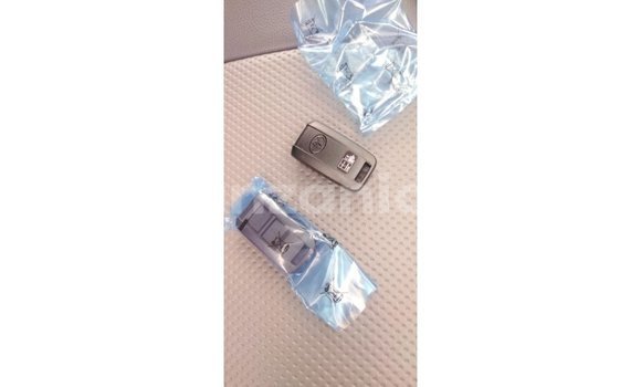 Nunua Imported Toyota Land Cruiser Nyeupe Gari ndani ya Import - Dubai nchini Arusha Nunua Imported Toyota Land Cruiser Nyeupe Gari ndani ya Import - Dubai nchini Arusha