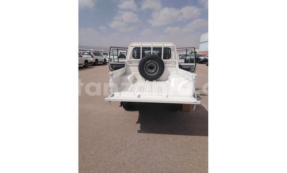 Nunua Imported Toyota Land Cruiser Nyeupe Gari ndani ya Import - Dubai nchini Arusha Nunua Imported Toyota Land Cruiser Nyeupe Gari ndani ya Import - Dubai nchini Arusha
