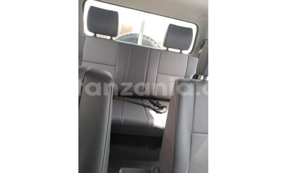 Nunua Imported Toyota Land Cruiser Nyeupe Gari ndani ya Import - Dubai nchini Arusha Nunua Imported Toyota Land Cruiser Nyeupe Gari ndani ya Import - Dubai nchini Arusha
