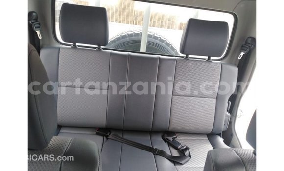 Nunua Imported Toyota Land Cruiser Nyeupe Gari ndani ya Import - Dubai nchini Arusha Nunua Imported Toyota Land Cruiser Nyeupe Gari ndani ya Import - Dubai nchini Arusha
