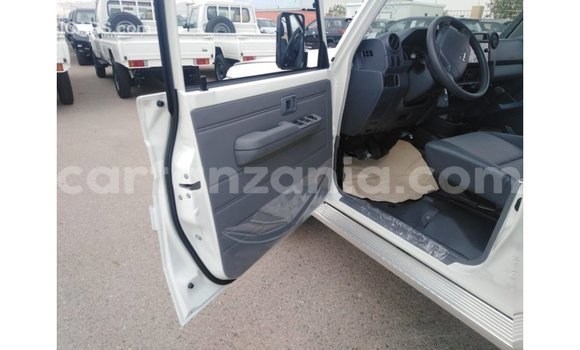 Nunua Imported Toyota Land Cruiser Nyeupe Gari ndani ya Import - Dubai nchini Arusha Nunua Imported Toyota Land Cruiser Nyeupe Gari ndani ya Import - Dubai nchini Arusha