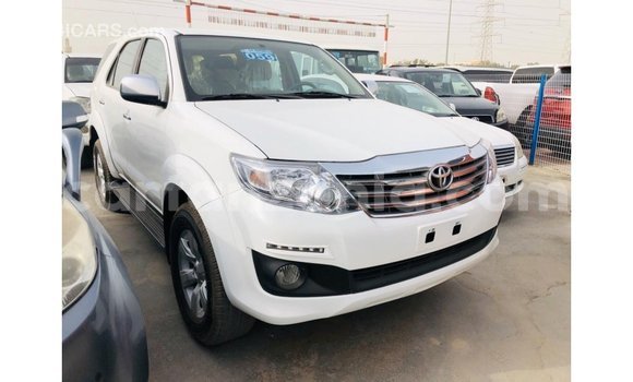 Nunua Imported Toyota Fortuner Nyeupe Gari ndani ya Import - Dubai nchini Arusha Nunua Imported Toyota Fortuner Nyeupe Gari ndani ya Import - Dubai nchini Arusha