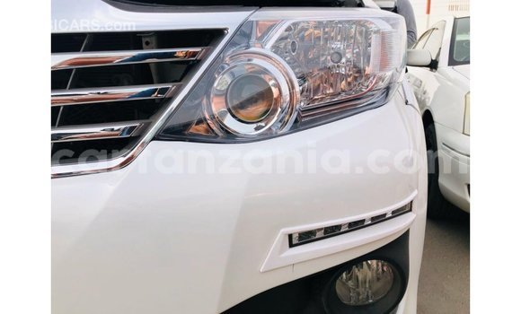 Nunua Imported Toyota Fortuner Nyeupe Gari ndani ya Import - Dubai nchini Arusha Nunua Imported Toyota Fortuner Nyeupe Gari ndani ya Import - Dubai nchini Arusha