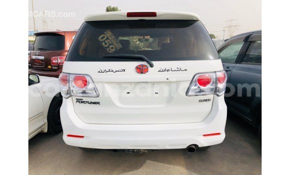 Nunua Imported Toyota Fortuner Nyeupe Gari ndani ya Import - Dubai nchini Arusha Nunua Imported Toyota Fortuner Nyeupe Gari ndani ya Import - Dubai nchini Arusha
