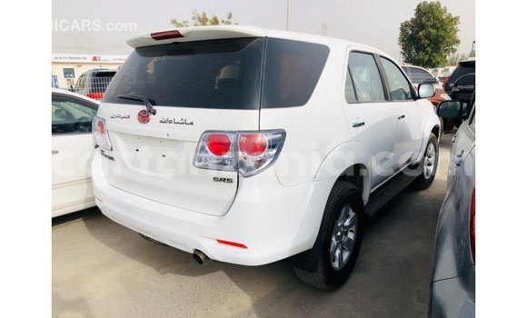 Nunua Imported Toyota Fortuner Nyeupe Gari ndani ya Import - Dubai nchini Arusha Nunua Imported Toyota Fortuner Nyeupe Gari ndani ya Import - Dubai nchini Arusha