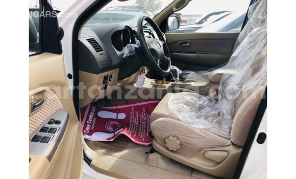 Nunua Imported Toyota Fortuner Nyeupe Gari ndani ya Import - Dubai nchini Arusha Nunua Imported Toyota Fortuner Nyeupe Gari ndani ya Import - Dubai nchini Arusha