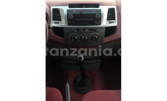 Nunua Imported Toyota Hilux Nyeupe Gari ndani ya Import - Dubai nchini Arusha Nunua Imported Toyota Hilux Nyeupe Gari ndani ya Import - Dubai nchini Arusha