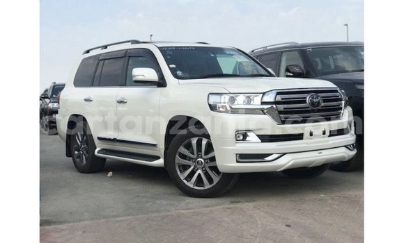 Nunua Imported Toyota Land Cruiser Nyeupe Gari ndani ya Import - Dubai nchini Arusha