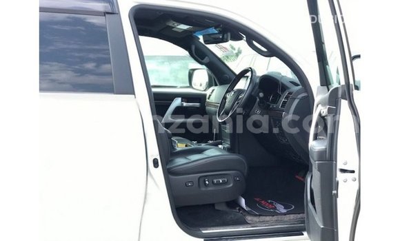 Nunua Imported Toyota Land Cruiser Nyeupe Gari ndani ya Import - Dubai nchini Arusha Nunua Imported Toyota Land Cruiser Nyeupe Gari ndani ya Import - Dubai nchini Arusha