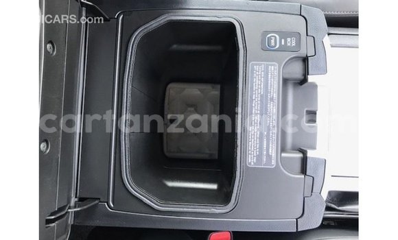 Nunua Imported Toyota Land Cruiser Nyeupe Gari ndani ya Import - Dubai nchini Arusha Nunua Imported Toyota Land Cruiser Nyeupe Gari ndani ya Import - Dubai nchini Arusha