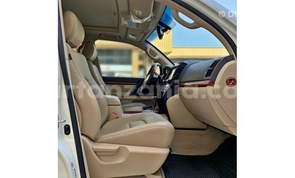 Buy Import Toyota Land Cruiser White Car in Import - Dubai in Arusha Buy Import Toyota Land Cruiser White Car in Import - Dubai in Arusha