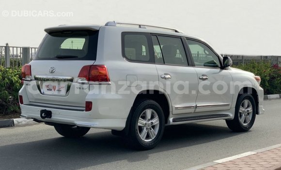 Buy Import Toyota Land Cruiser White Car in Import - Dubai in Arusha Buy Import Toyota Land Cruiser White Car in Import - Dubai in Arusha