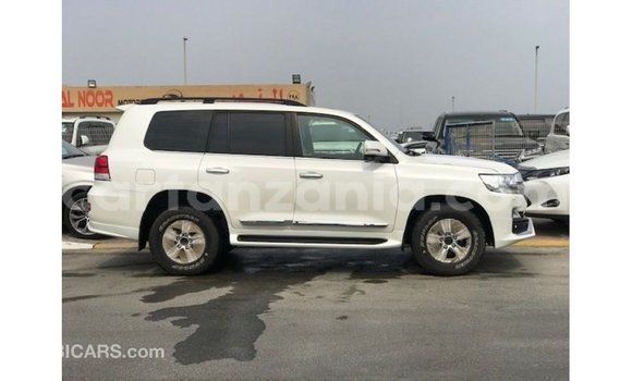 Buy Import Toyota Land Cruiser White Car in Import - Dubai in Arusha Buy Import Toyota Land Cruiser White Car in Import - Dubai in Arusha
