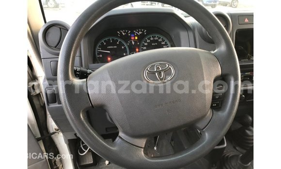Buy Import Toyota Land Cruiser White Car in Import - Dubai in Arusha Buy Import Toyota Land Cruiser White Car in Import - Dubai in Arusha
