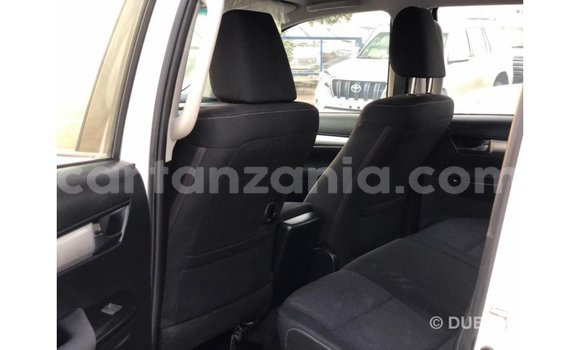 Nunua Imported Toyota Hilux Nyeupe Gari ndani ya Import - Dubai nchini Arusha Nunua Imported Toyota Hilux Nyeupe Gari ndani ya Import - Dubai nchini Arusha