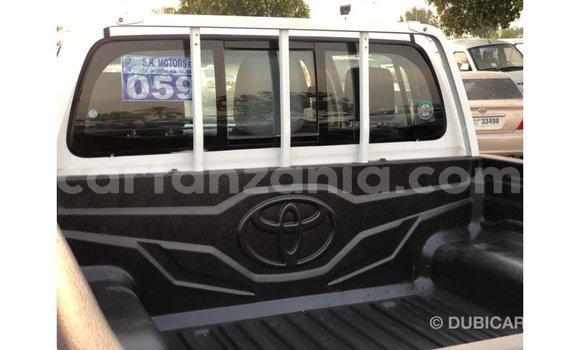 Nunua Imported Toyota Hilux Nyeupe Gari ndani ya Import - Dubai nchini Arusha Nunua Imported Toyota Hilux Nyeupe Gari ndani ya Import - Dubai nchini Arusha