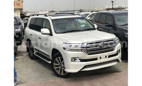 Nunua Imported Toyota Land Cruiser Nyeupe Gari ndani ya Import - Dubai nchini Arusha Nunua Imported Toyota Land Cruiser Nyeupe Gari ndani ya Import - Dubai nchini Arusha
